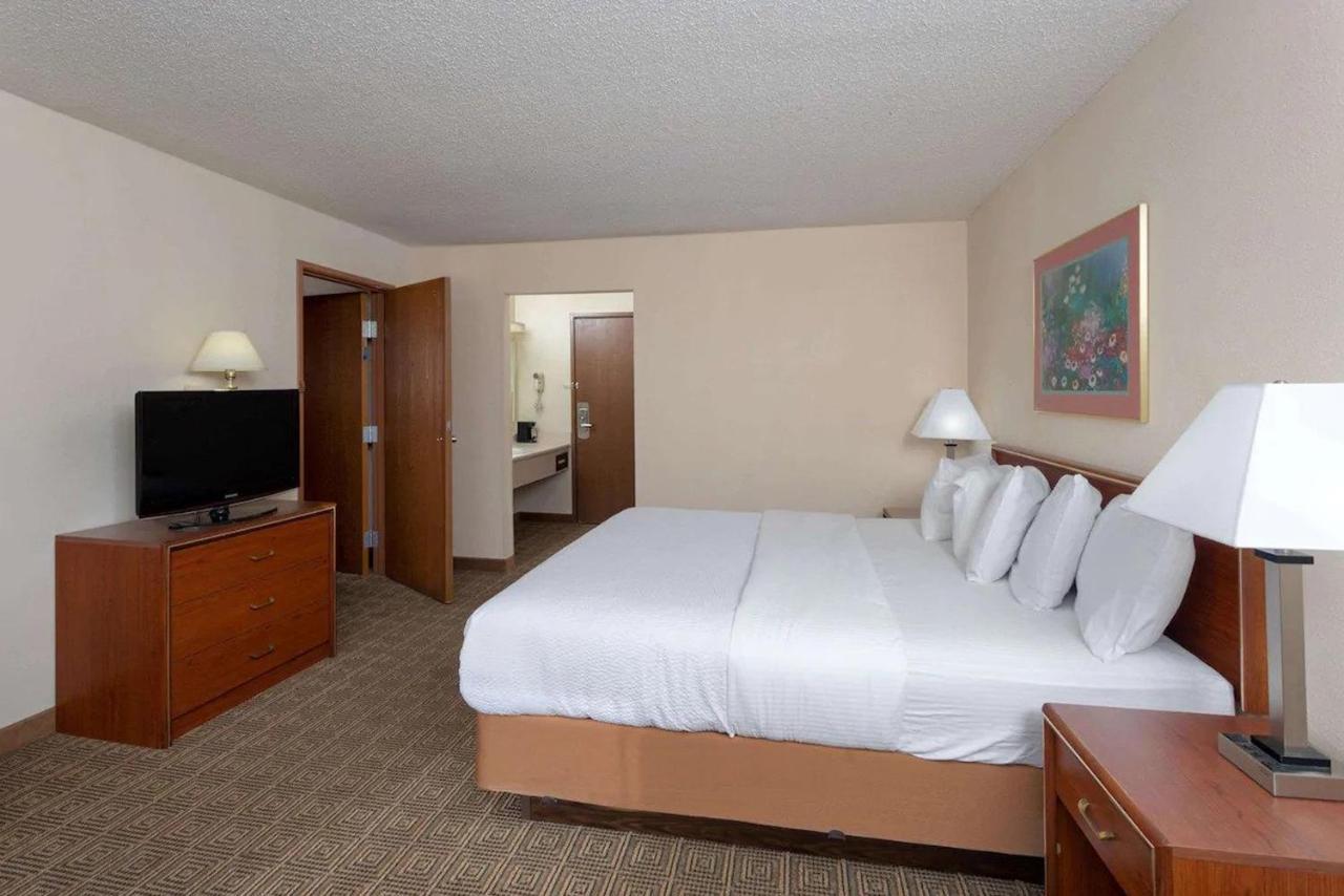 Norwood Inn & Suites Indianapolis East Post Drive Kültér fotó
