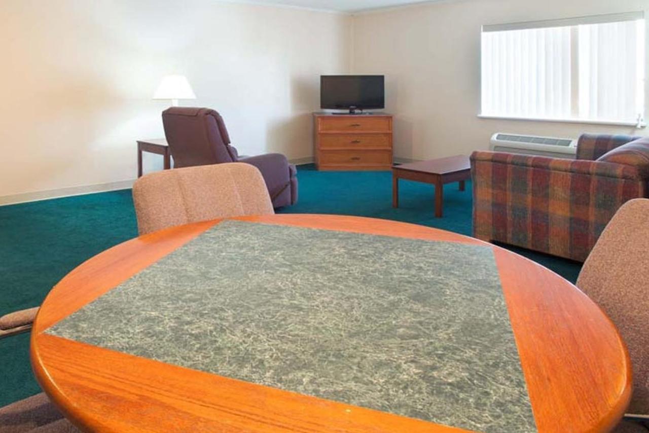 Norwood Inn & Suites Indianapolis East Post Drive Kültér fotó