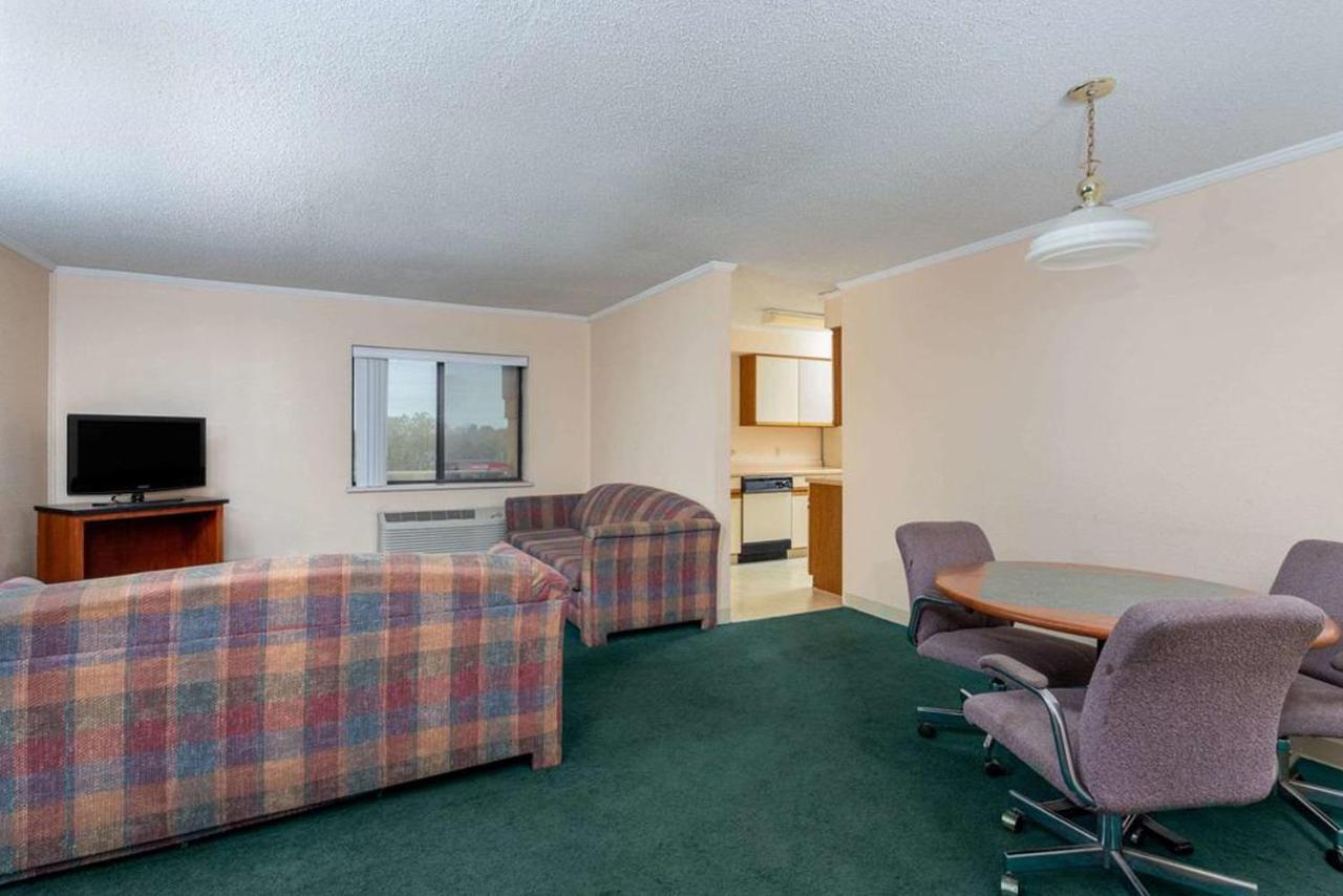 Norwood Inn & Suites Indianapolis East Post Drive Kültér fotó